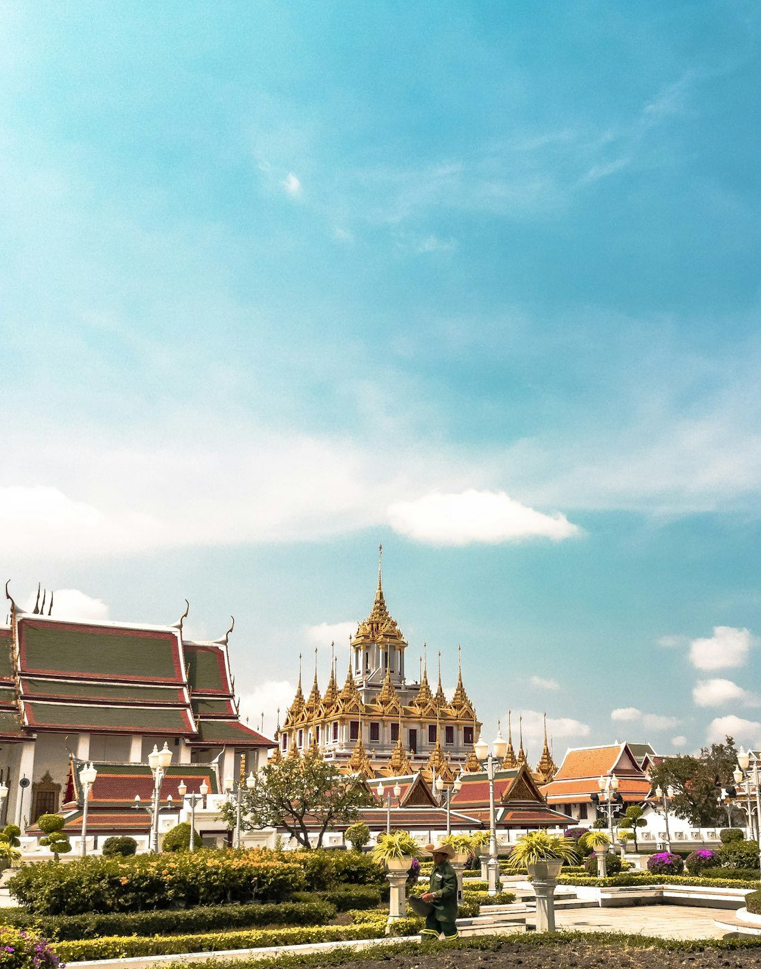 Flèches dorées d'un temple parmi les palmiers en Thaïlande