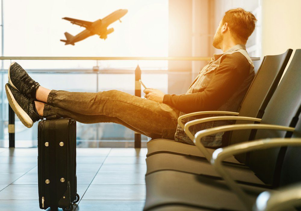 Une voyageuse dans un salon d'aéroport lumineux près des écrans de départ